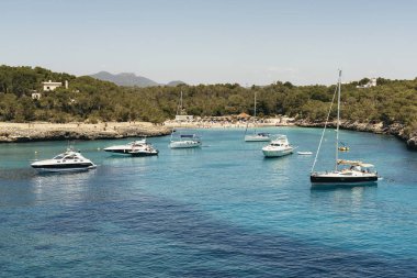 Denizden Cala Mondrago görünümünde urquoise su Yatchs, Mondrago Doğal Parkı, Mayorka.