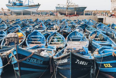 Essaouira, Fas - 20 Eylül 2019: Marakeş yakınlarındaki Essaouira limanında Fas mavisi balıkçı tekneleri