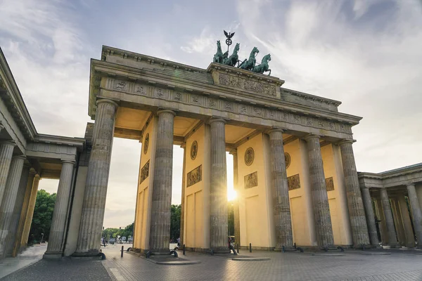 Puerta de Brandeburgo al atardecer, ubicación de interés icónico alemán — Foto de Stock