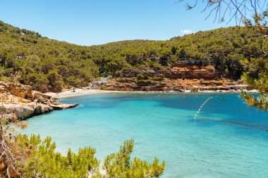 İspanya, İbiza 'daki Cala Salada Akdeniz sade plajı