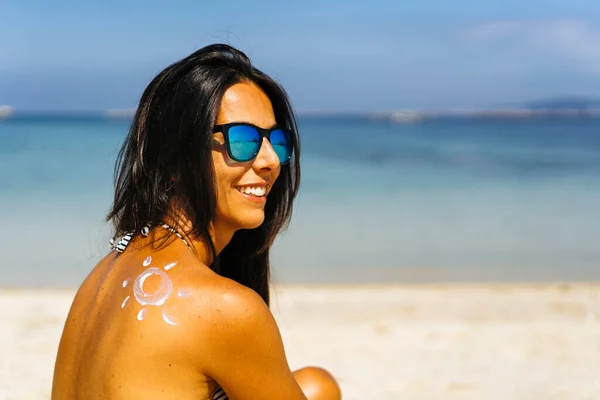 Kreslení Ochrany Proti Slunečnímu Krému Rameni Opálené Usměvavé Ženy Pláži — Stock fotografie