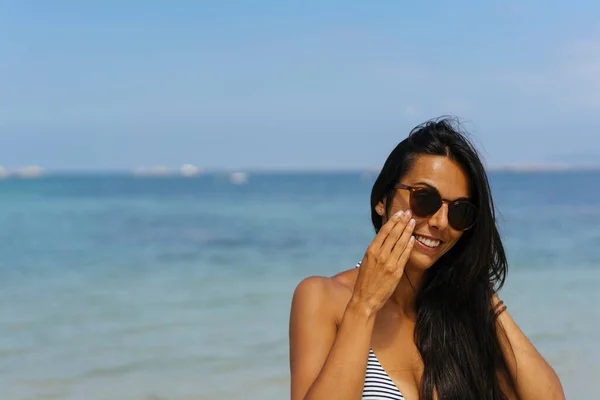 Usmívající Žena Nanášení Krém Ochranu Proti Slunci Její Obličej Pláži — Stock fotografie