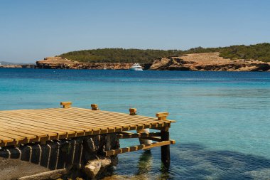 Muhteşem İbiza deresindeki ahşap rıhtım Yatch ile