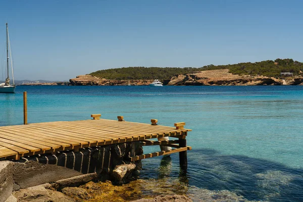 Ξύλινη Προβλήτα Στον Κολπίσκο Cala Bassa Στην Ίμπιζα Ένα Γιατς — Φωτογραφία Αρχείου