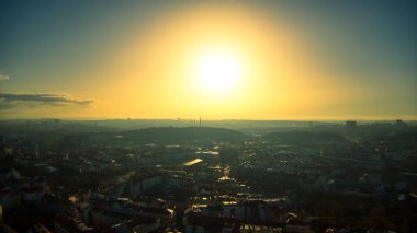 prag güneşli mavi gökyüzü üzerinde sinek bulutları