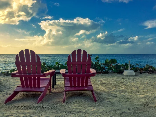 Sedie davanti alla spiaggia durante l'estate — Foto Stock