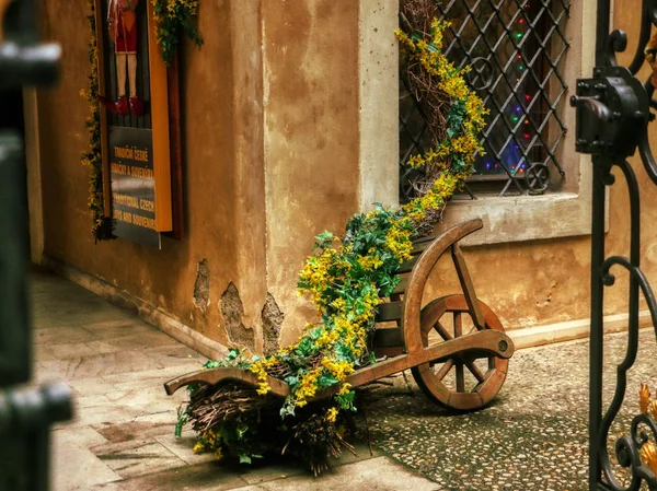 Carrito de flores medieval de madera — Foto de Stock