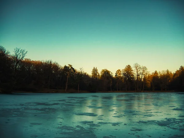 Pruhonice congelado lago atardecer drone — Foto de Stock