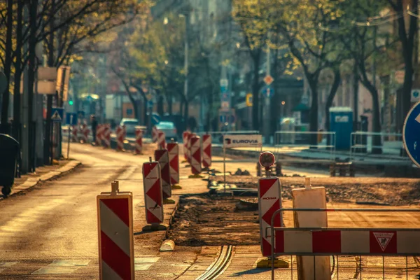 sunsstreet sabah güneşinin erken saatlerinde yeniden yapılanma altında