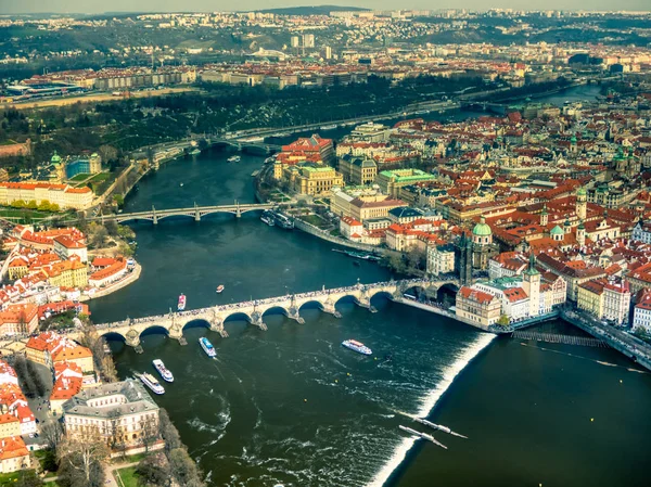 Prag'ın Vltava nehri üzerinde havadan görünümü