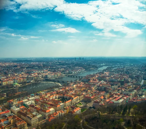 Prag'ın Vltava nehri üzerinde havadan görünümü