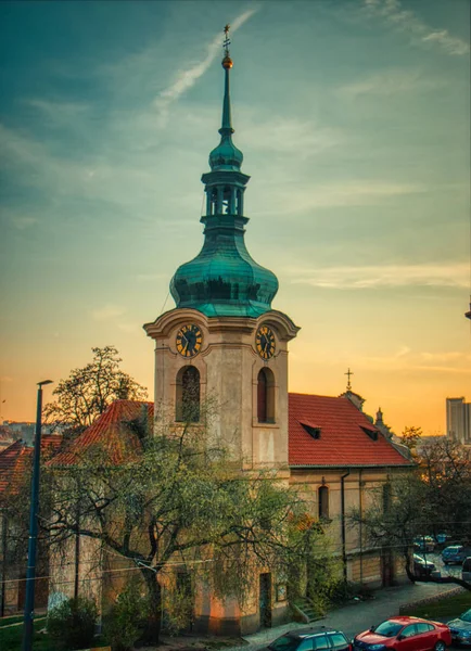 Prag solnedgång vackra tak på sommaren — Stockfoto