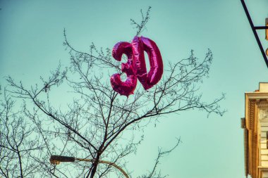 mavi gökyüzünde 30 numaralı balon