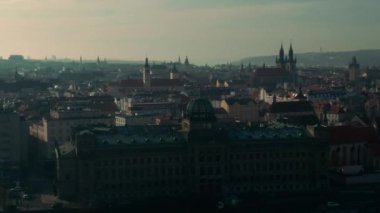 Köprü yakınlarındaki Vltava Nehri üzerinde Prag drone uçuş