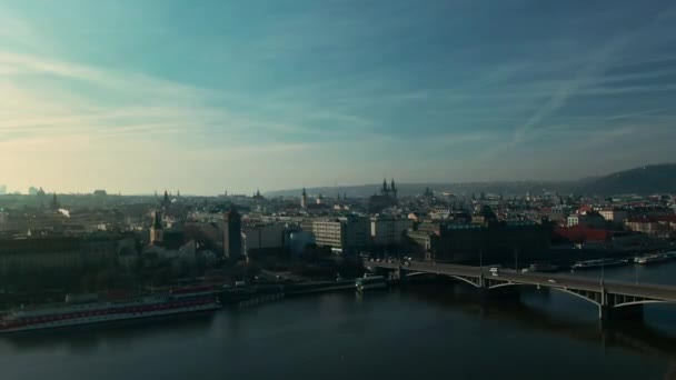 Praag Drone Vlucht Boven Vltava Rivier Buurt Van Bridge — Stockvideo