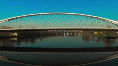 Prag'da vltava nehri üzerindeki troja köprüsünün havadan görünümü