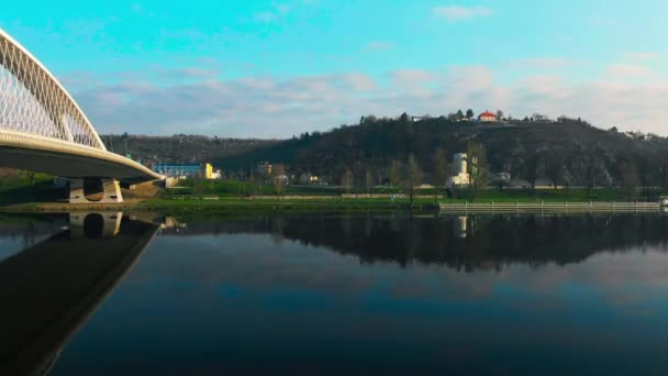 布拉格伏尔塔瓦河上的特罗哈桥鸟瞰图 — 图库视频影像