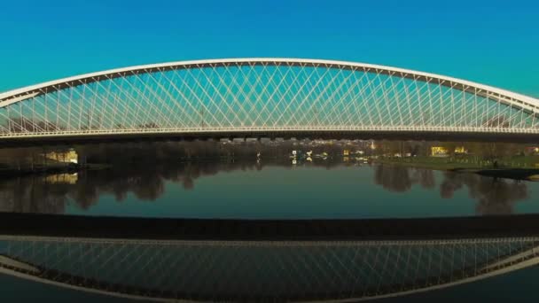 Εναέρια Θέα Της Γέφυρας Troja Πάνω Από Τον Ποταμό Μολδάβα — Αρχείο Βίντεο