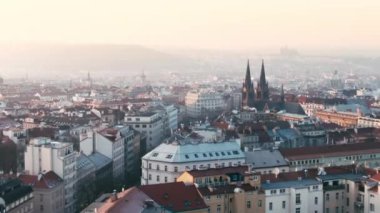 Prag Namesti Miru kilisesinin havadan görünümü