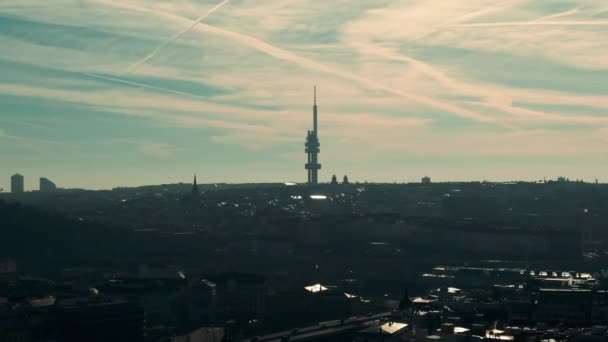 Letecký pohled na Pražský televizní věž krásná obloha 