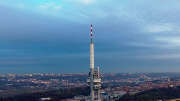 Letecký pohled na Pražský televizní věž krásná obloha 