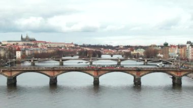 Prag hava vltava nehri ve köprüler üzerinde uçmak