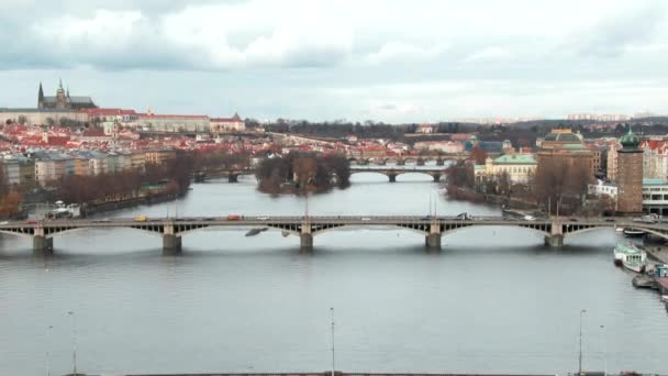 Prager Luftfahrt Über Moldau Und Brücken — Stockvideo