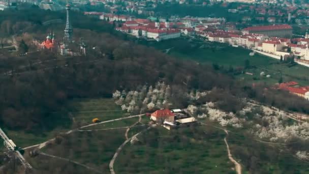 プラハのペトリン丘のプラハの航空写真 — ストック動画