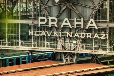 prag tren istasyonu işareti yakın