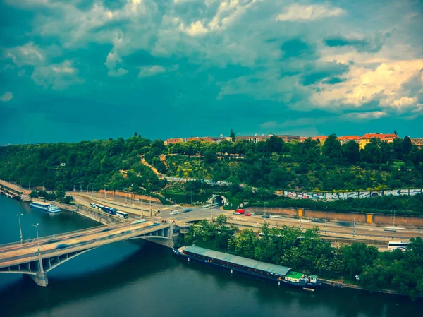 Vltava nehri yanında metronom havadan görünümü