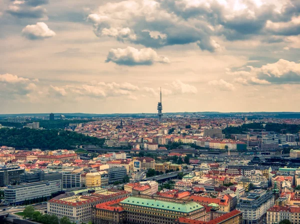 Flygvy över TV-tornet i Prag från floden Vltava — Stockfoto