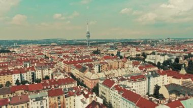 yaz aylarında zizkov Prag tv kulesinin havadan panorama
