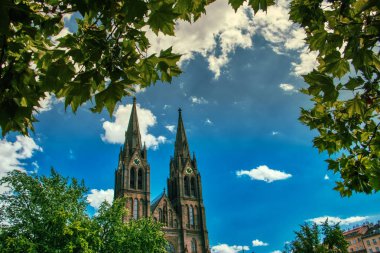 Parlak yaz gökyüzü altında Namesti Miru kilise