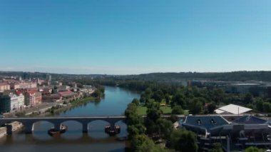 Prag'da yaz mevsiminin güneşli gün köprülerinin yanındaki vltava nehri üzerinde hava uçuşu