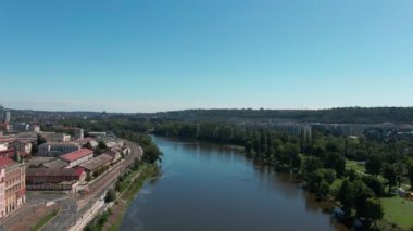 Prag'da yaz mevsiminin güneşli gün köprülerinin yanındaki vltava nehri üzerinde hava uçuşu