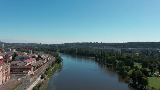 vol aérien au-dessus de la rivière vltava à côté des ponts journée ensoleillée de l'été à Prague 
