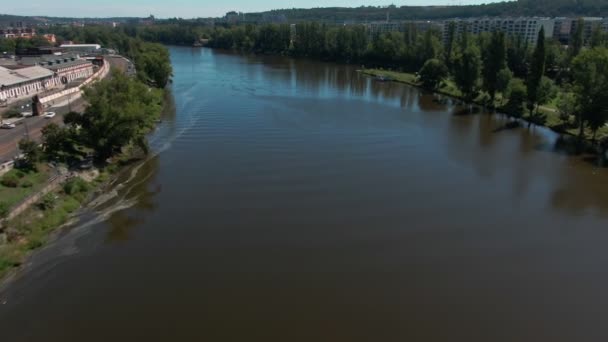 Volo Aereo Sul Fiume Moldava Vicino Ponti Giornata Sole Estate — Video Stock