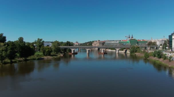 Εναέρια Πτήση Πάνω Από Τον Ποταμό Μολδάβα Δίπλα Γέφυρες Ηλιόλουστη — Αρχείο Βίντεο