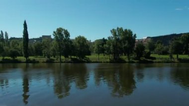 Prag'da yaz mevsiminin güneşli gün köprülerinin yanındaki vltava nehri üzerinde hava uçuşu