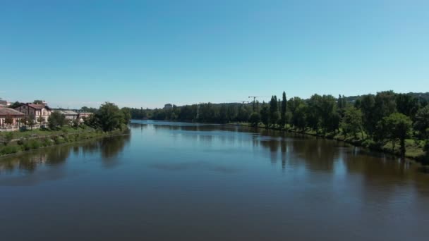 Vuelo Aéreo Sobre Río Moldava Lado Puentes Día Soleado Verano — Vídeos de Stock