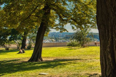 Prag Grebovka Park'ta sıcak öğleden sonra