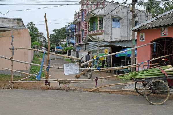 Бурдван, Западная Бенгалия / Индия - 31.05.2020: Местные жители забаррикадировали дорогу перед школой бамбуком, чтобы предотвратить его использование в качестве карантинного центра, связанного с романом "Коронавирус" (COVID-19) в школе в городе Бурдван
.