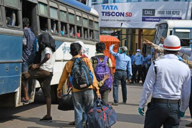 Burdwan Town, Purba Bardhaman, Batı Bengal / Hindistan - 29.05.2020: Novel Coronavirus 'un (COVID-19) ortaya çıkmasıyla mahsur kalan göçmen işçiler, diğer eyaletlerden gelen' Shramik Special 'treniyle kendi devletlerine (Batı Bengal) döndüler..