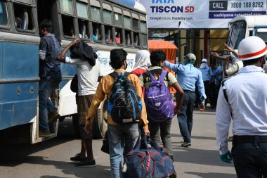 Burdwan Town, Purba Bardhaman, Batı Bengal / Hindistan - 29.05.2020: Novel Coronavirus 'un (COVID-19) ortaya çıkmasıyla mahsur kalan göçmen işçiler, diğer eyaletlerden gelen' Shramik Special 'treniyle kendi devletlerine (Batı Bengal) döndüler..