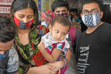 Burdwan Town, Purba Bardhaman, Batı Bengal / Hindistan - 29.05.2020: Novel Coronavirus 'un (COVID-19) ortaya çıkmasıyla mahsur kalan göçmen işçiler, diğer eyaletlerden gelen' Shramik Special 'treniyle kendi devletlerine (Batı Bengal) döndüler..