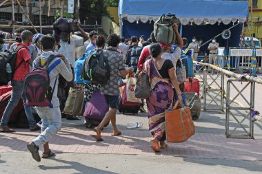 Burdwan Town, Purba Bardhaman, Batı Bengal / Hindistan - 29.05.2020: Novel Coronavirus 'un (COVID-19) ortaya çıkmasıyla mahsur kalan göçmen işçiler, diğer eyaletlerden gelen' Shramik Special 'treniyle kendi devletlerine (Batı Bengal) döndüler..
