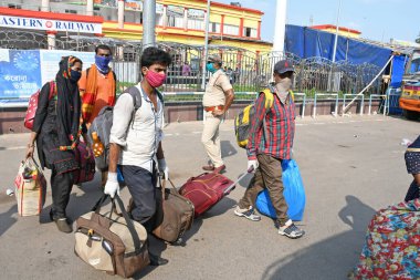 Burdwan Town, Purba Bardhaman, Batı Bengal / Hindistan - 29.05.2020: Novel Coronavirus 'un (COVID-19) ortaya çıkmasıyla mahsur kalan göçmen işçiler, diğer eyaletlerden gelen' Shramik Special 'treniyle kendi devletlerine (Batı Bengal) döndüler..