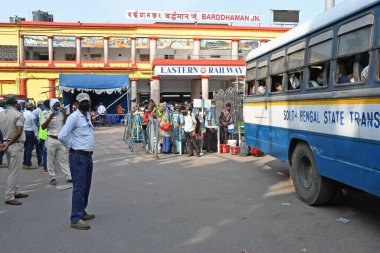 Burdwan Town, Purba Bardhaman, Batı Bengal / Hindistan - 29.05.2020: Novel Coronavirus 'un (COVID-19) ortaya çıkmasıyla mahsur kalan göçmen işçiler, diğer eyaletlerden gelen' Shramik Special 'treniyle kendi devletlerine (Batı Bengal) döndüler..