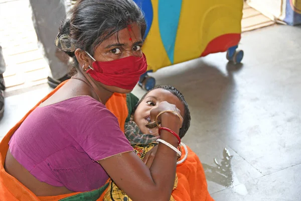 Burdwan Town, Purba Bardhaman, Batı Bengal / Hindistan - 29.05.2020: Novel Coronavirus 'un (COVID-19) ortaya çıkmasıyla mahsur kalan göçmen işçiler, diğer eyaletlerden gelen' Shramik Special 'treniyle kendi devletlerine (Batı Bengal) döndüler..