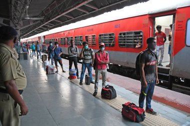 Burdwan Town, Purba Bardhaman İlçesi, Batı Bengal / Hindistan - 24.05.2020: Novel Coronavirus 'un (COVID-19) ortaya çıkmasıyla mahsur kalan göçmen işçiler Chennai' den gelen 'Shramik Özel' treniyle Burdwan 'a (Memleket) döndüler.